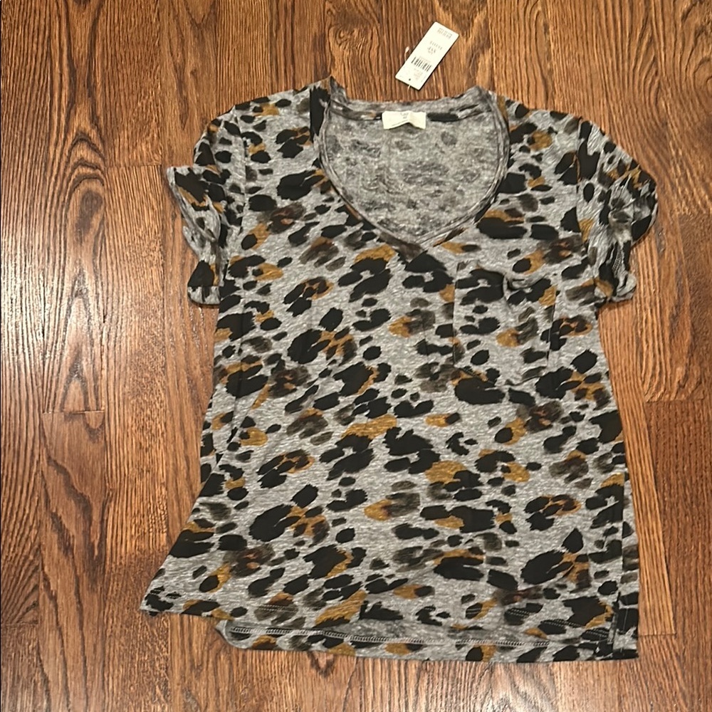 T.La Grey, Black, and Tan V-Neck Short Sleeve T-Shirt Size XS petite unworn